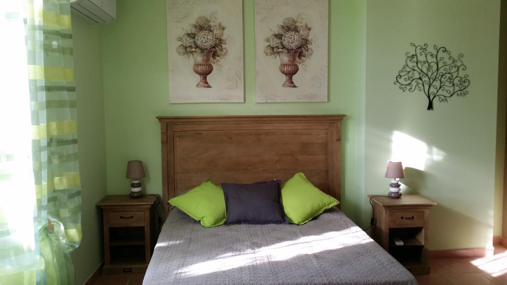 Les Portes Du Soleil Bed & Breakfast Capestang Room photo
